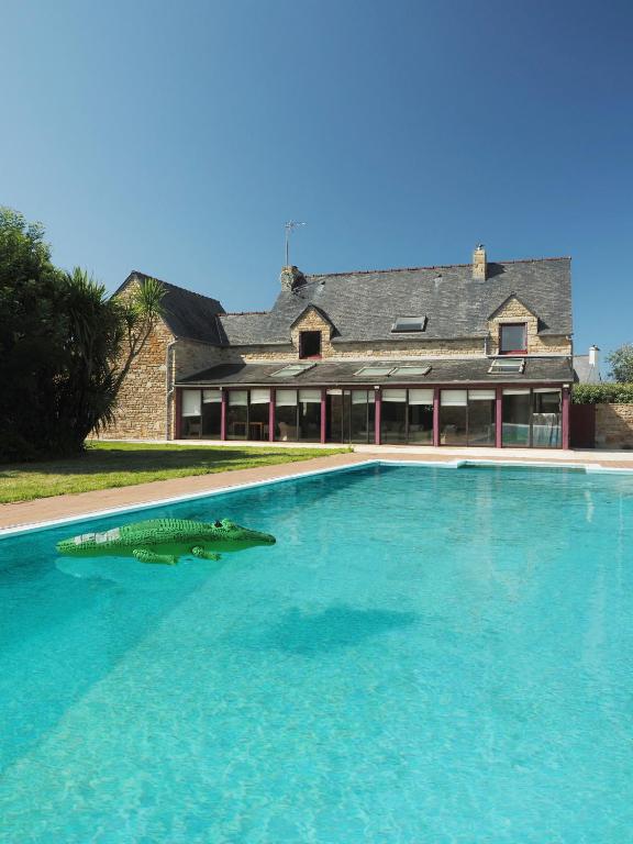 une piscine avec un poisson devant une maison dans l'établissement La Maison du Château de Sable, à Porspoder
