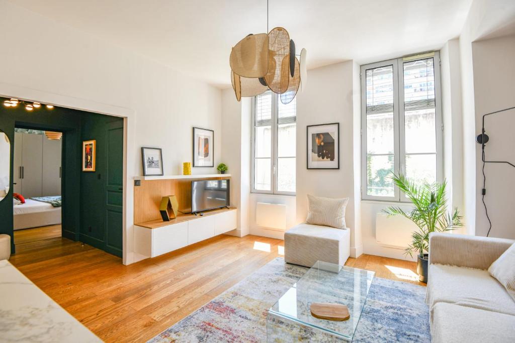 un salon avec un canapé et une télévision dans l'établissement Le Sainte - Appart 1 ch Vieux-Port hypercentre, à Marseille