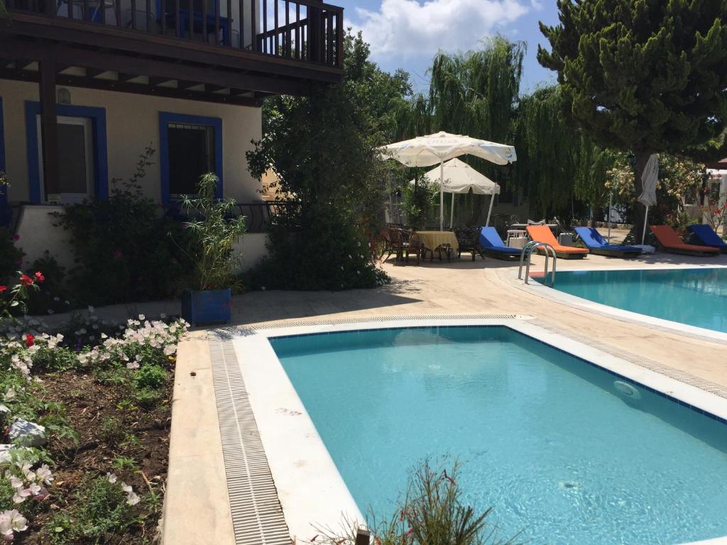 The swimming pool at or close to Paradise Garden Apartments
