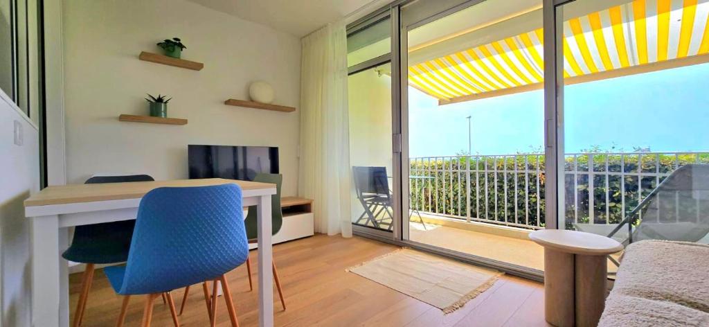 Elle comprend un salon avec un bureau et un balcon. dans l'établissement Élégance, Mer et Thalasso à 2 pas, à Quiberon