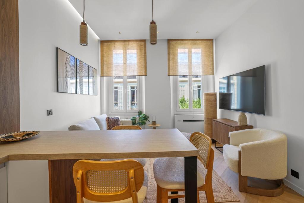 une salle à manger et un salon avec une table et des chaises dans l'établissement Élégant situé proche du palais, à Cannes