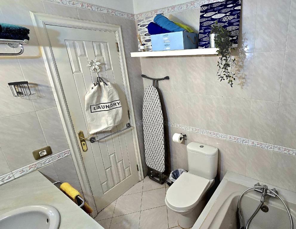 A bathroom at Sunny duplex with sea view of the scenic gorge