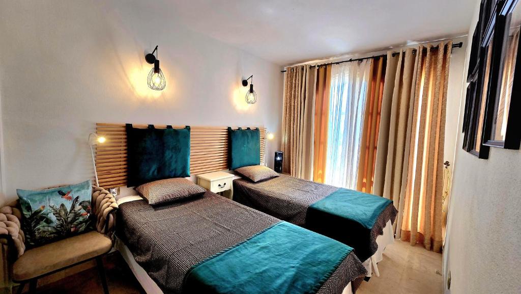 A bed or beds in a room at Sunny duplex with sea view of the scenic gorge