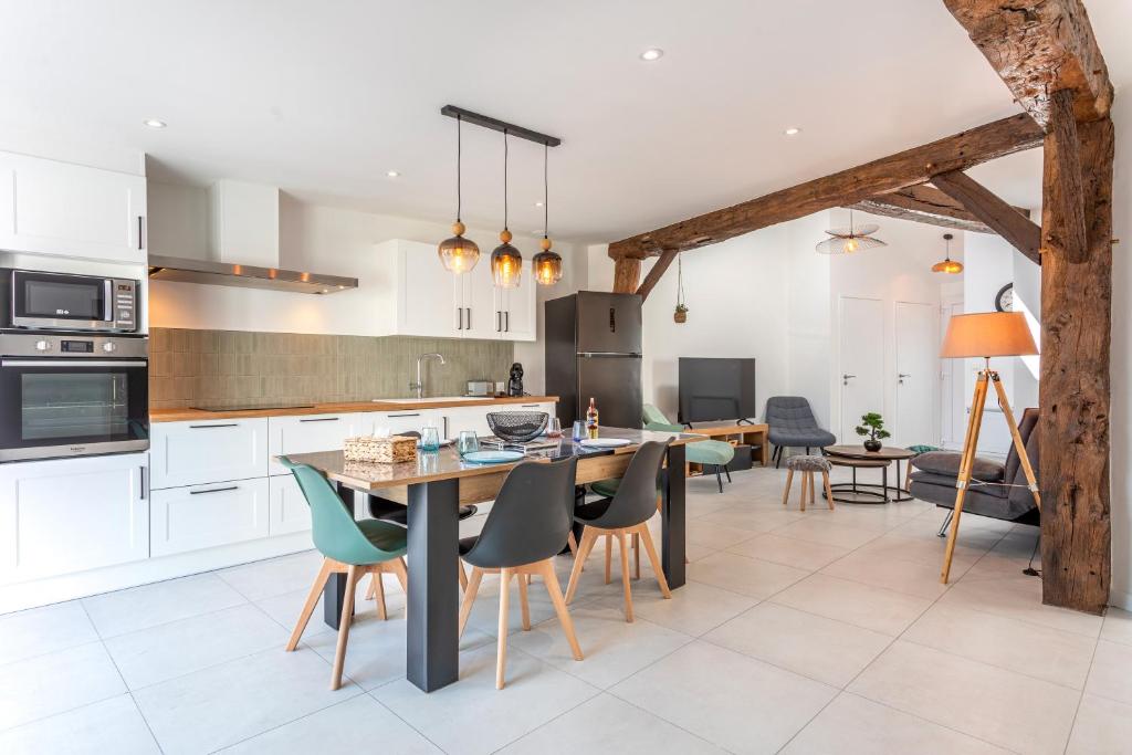 une cuisine et une salle à manger avec une table et des chaises dans l'établissement La Goisette, à Beauvoir-sur-Mer