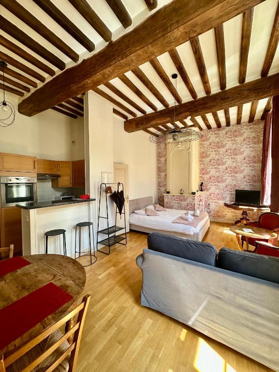 un salon avec un canapé et une cuisine dans l'établissement La Chambre d'Emma, à Dieppe