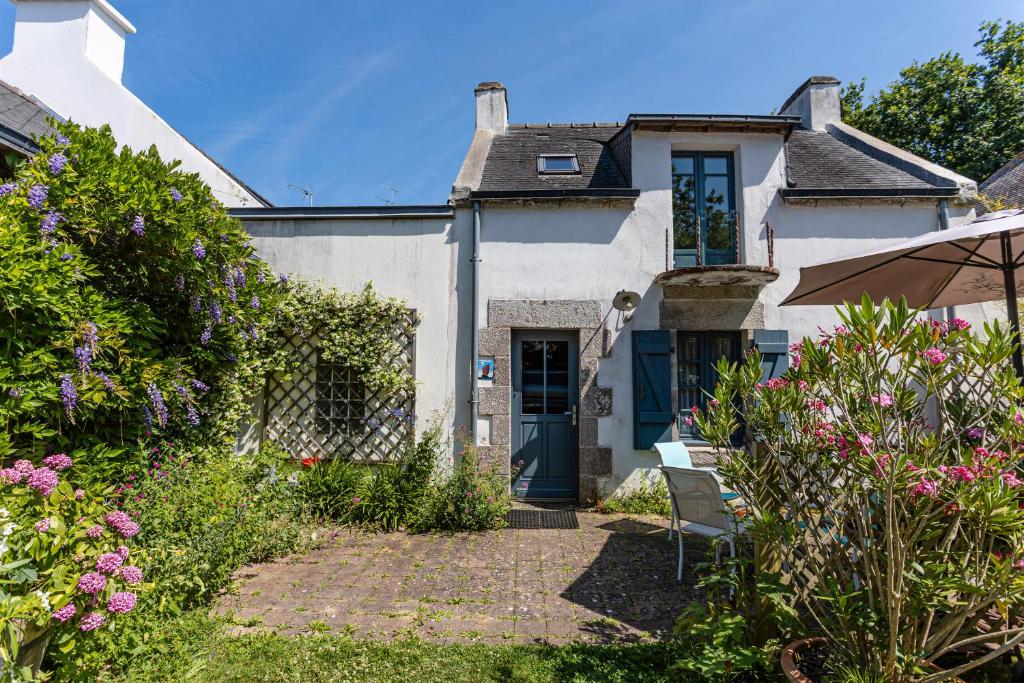 une maison avec un jardin devant dans l'établissement Petit Gite Confortable dans village, à Noyalo