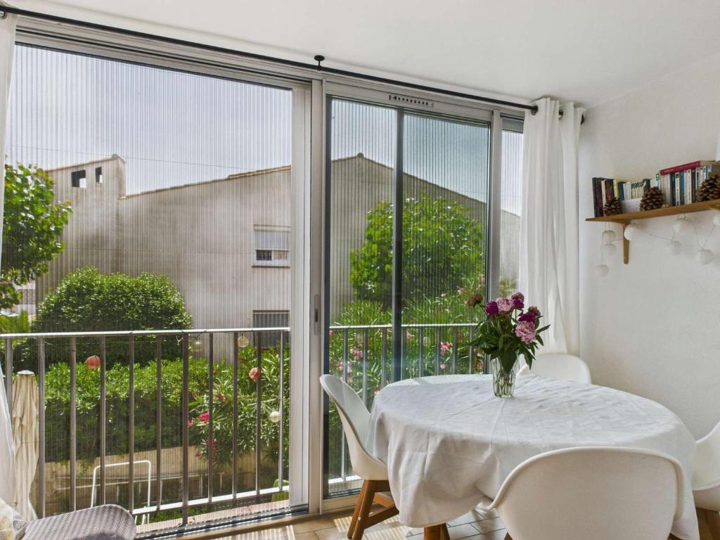 Photo de la galerie de l'établissement Appartement lumineux 2 pièces pour 4 pers, à 80m de la plage avec terrasse et parking privé - FR-1-423-222, au Grau-dʼAgde