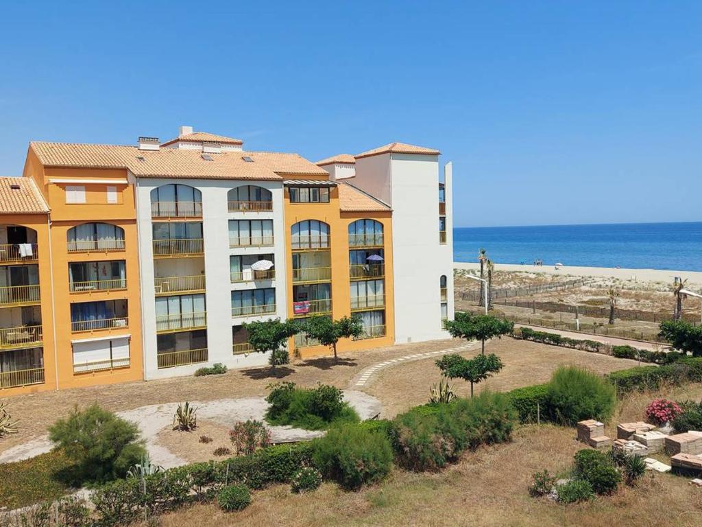 Photo de la galerie de l'établissement Studio au bord de l'eau avec loggia, accès direct plage - FR-1-782-69, au Barcarès
