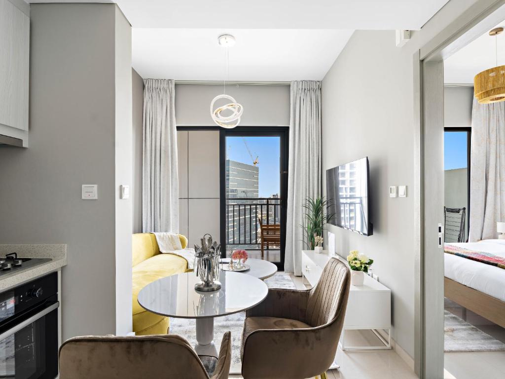 Una sala de estar con una mesa y sillas y una cama. en Zada Tower Elegance - Premium 1BR in Business Bay-23, en Dubái