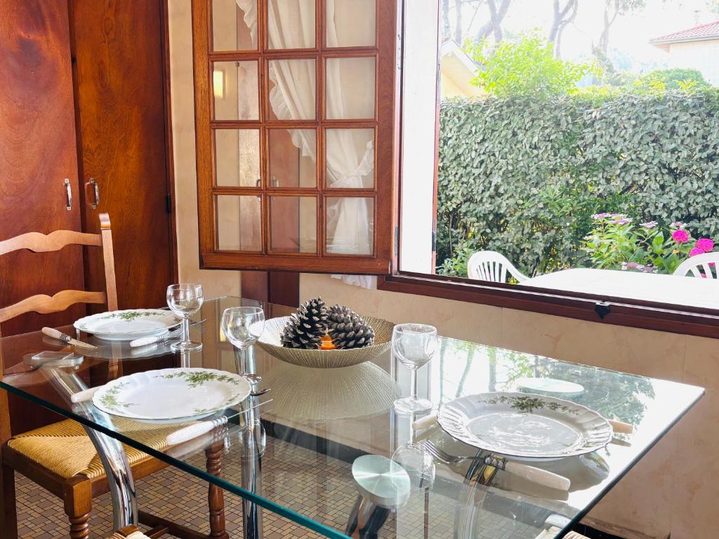 - une table en verre avec un bol de fruits dans l'établissement Studio sud à 300m des plages, à Mimizan