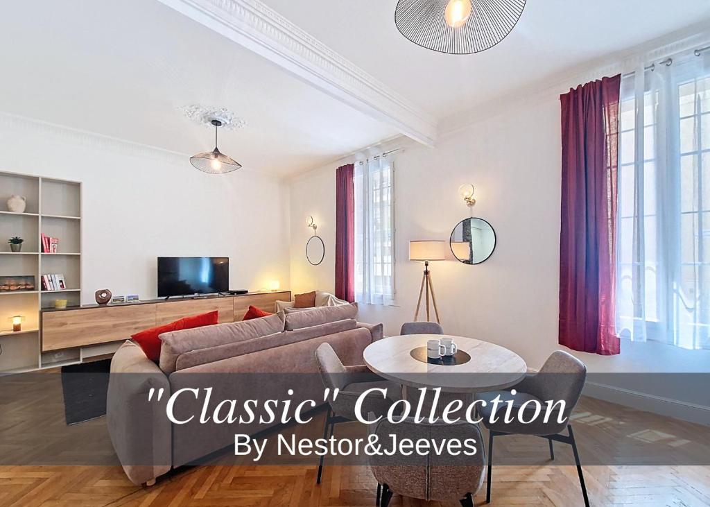 un salon avec un canapé et une table dans l'établissement Nestor&Jeeves - NISSA - Central location, à Nice