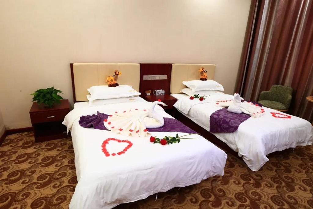 Postel nebo postele na pokoji v ubytování Dunhuang Bokang Hotel