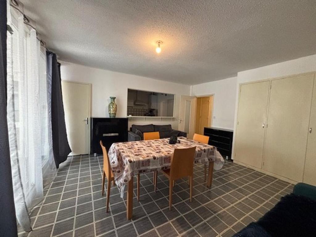 une pièce avec une table et des chaises et une cuisine dans l'établissement T2 La Grande Motte à 150m de la plage, 6 couchages, terrasse - FR-1-250-316, à La Grande Motte
