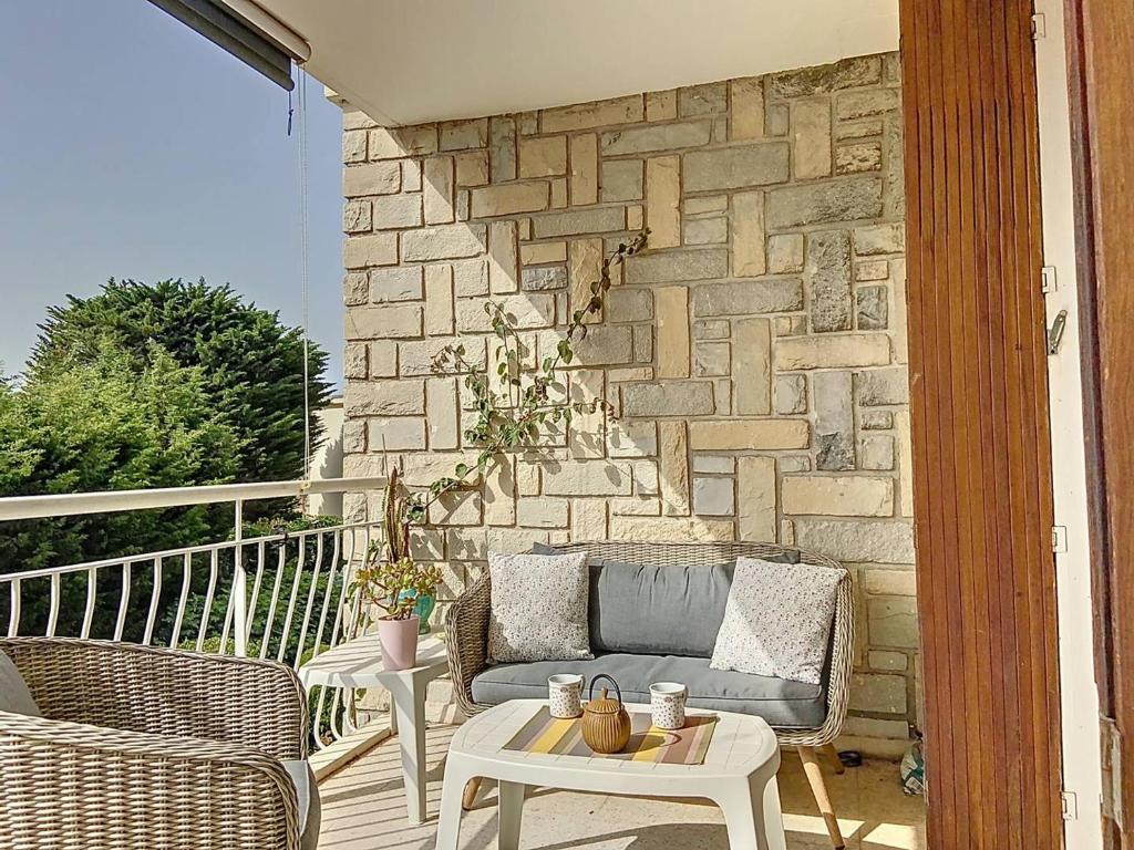 une terrasse couverte avec un canapé et une table. dans l'établissement Appartement T3 proche plage avec climatisation, parking privé - FR-1-770-55, à Saint-Cyr-sur-Mer