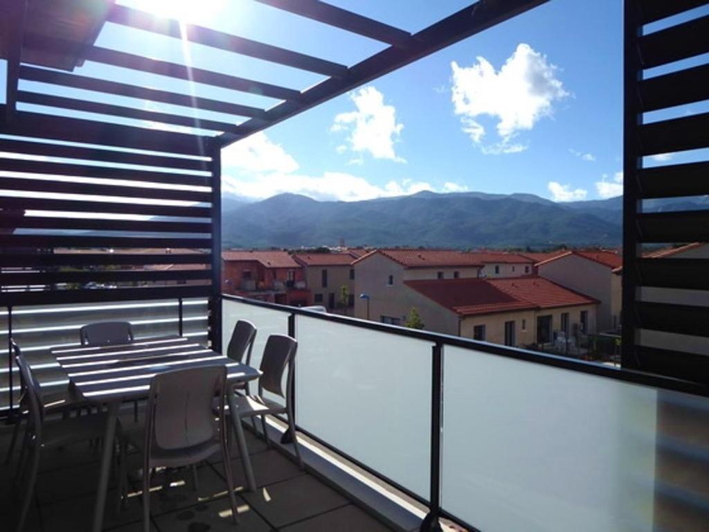 un balcon avec une table et des chaises et une vue dans l'établissement Appartement 4 Pièces 6 Pers Proche Village avec Climatisation et Parking - FR-1-776-139, à Argelès-sur-Mer
