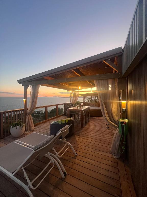 une terrasse sur un yacht avec des chaises et une table dans l'établissement Mobile Evasion okpl SEGUR, à Saint-Raphaël