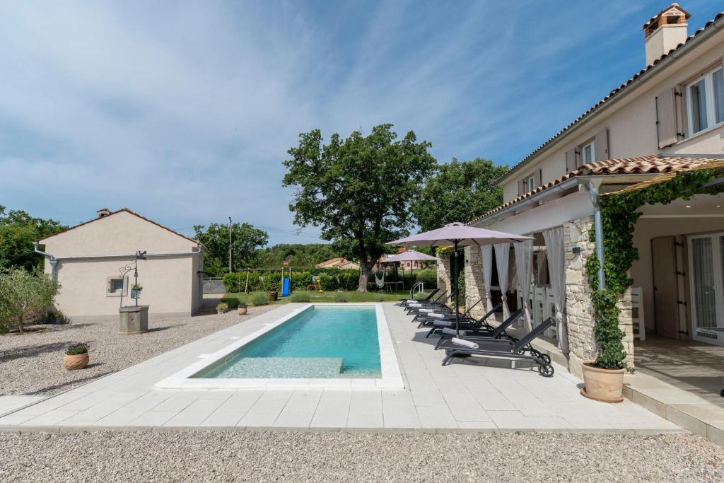 Basen w obiekcie Villa Batelica lub w pobliżu