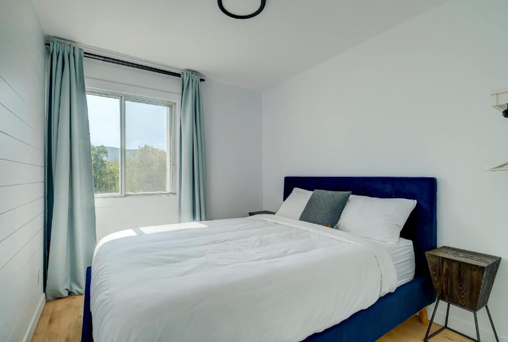 a bedroom with a large bed and a window at room with shared bathrooms 883 Shefford in Bromont