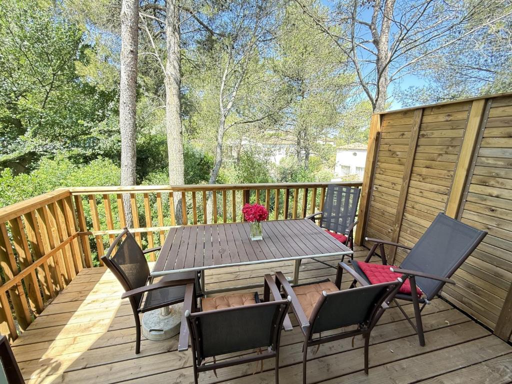 un patio avec une table et des chaises sur une terrasse dans l'établissement Maison en Provence avec Piscine et Climatisation - FR-1-658-36, à Mallemort