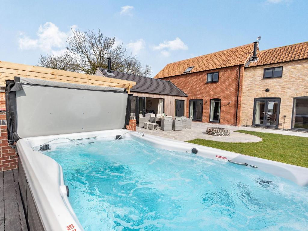 una grande piscina nel cortile di una casa di Copper House a Willoughby
