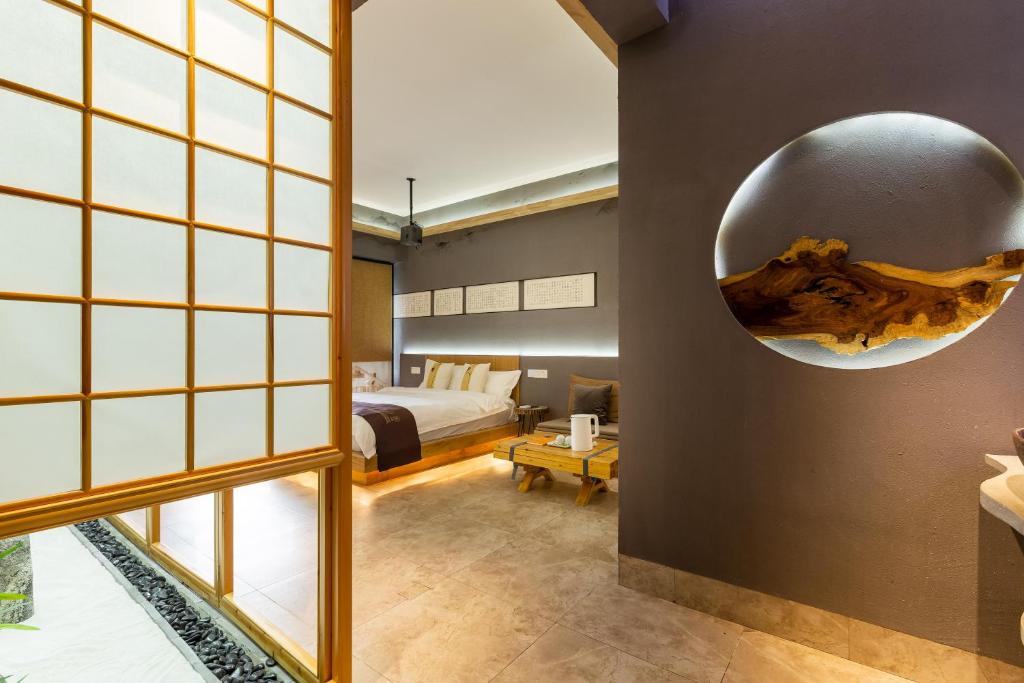 Postel nebo postele na pokoji v ubytování 重庆解放碑阳崽民宿高层新中式景观Youngzai Apt in Jiefangbei 5