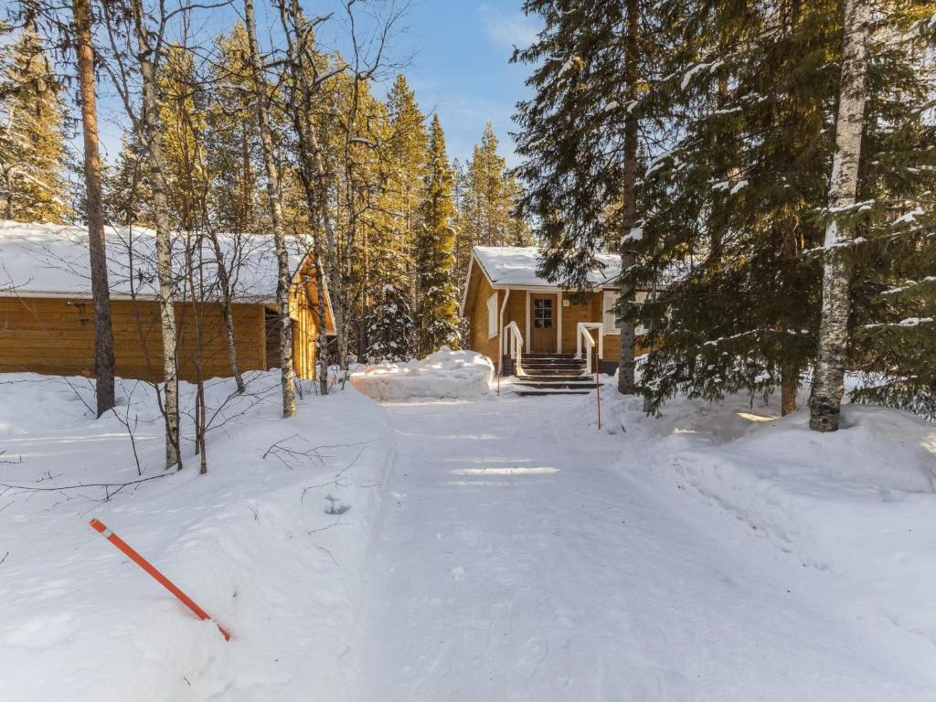 eine Hütte im Wald im Schnee in der Unterkunft Holiday Home Jerisrannantie 7 by Interhome in Rauhala