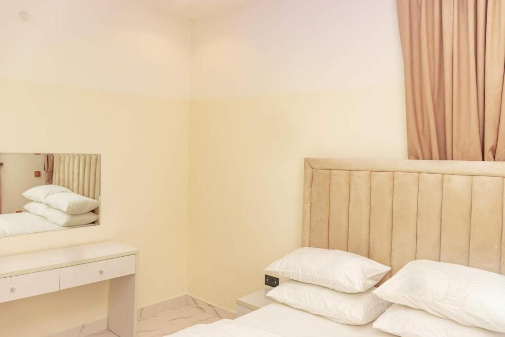 Postel nebo postele na pokoji v ubytování Crowned Crest Apartments