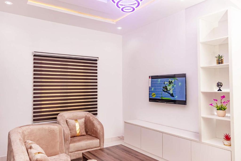 TV a/nebo společenská místnost v ubytování Crowned Crest Apartments