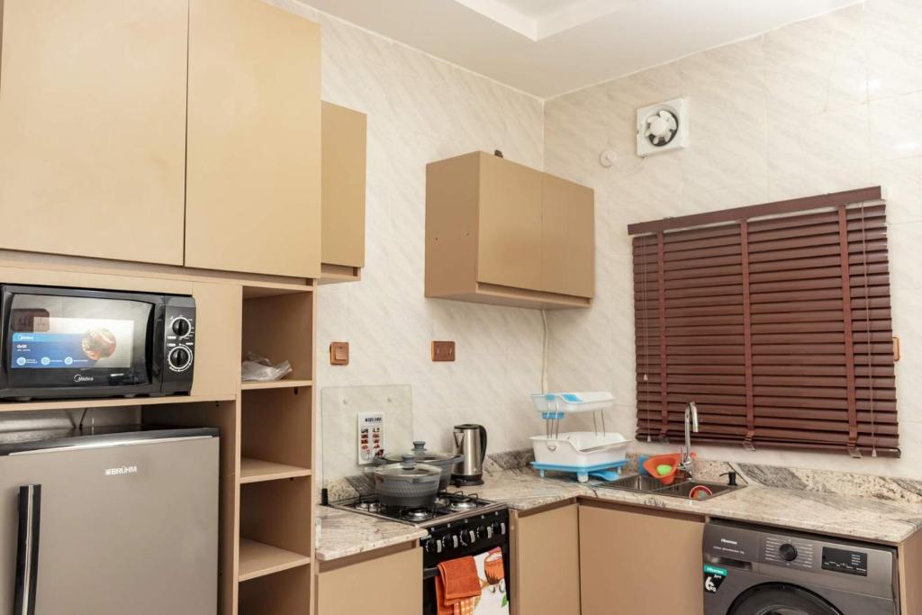 Kuchyň nebo kuchyňský kout v ubytování Crowned Crest Apartments