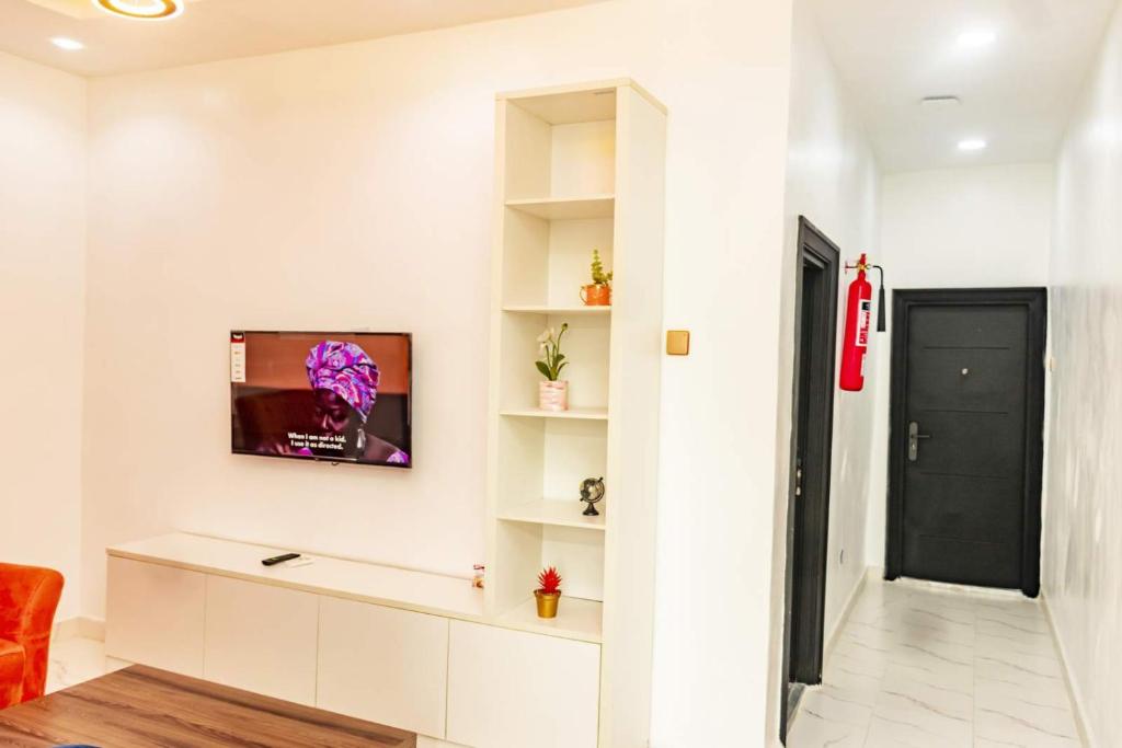 TV a/nebo společenská místnost v ubytování Crowned Crest Apartments