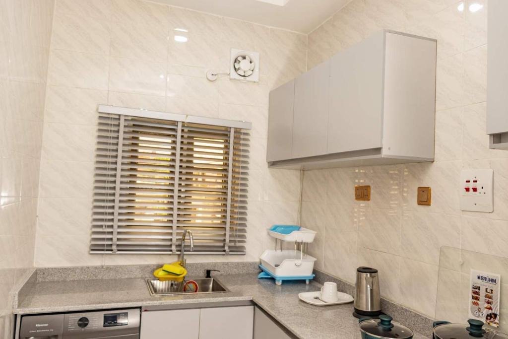 Kuchyň nebo kuchyňský kout v ubytování Crowned Crest Apartments
