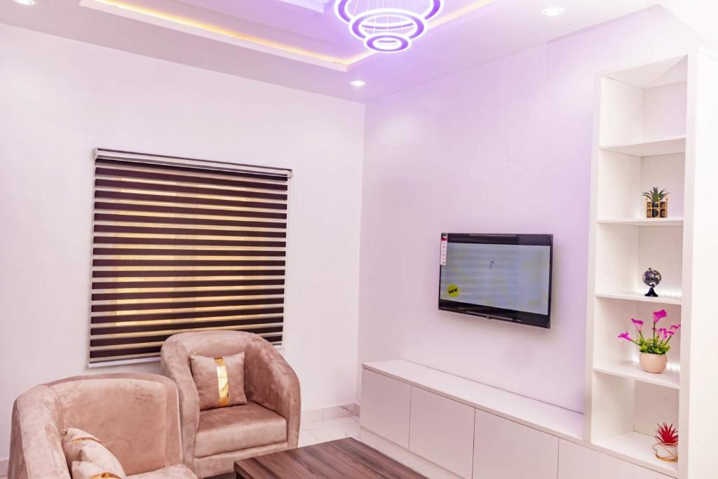 TV a/nebo společenská místnost v ubytování Crowned Crest Apartments