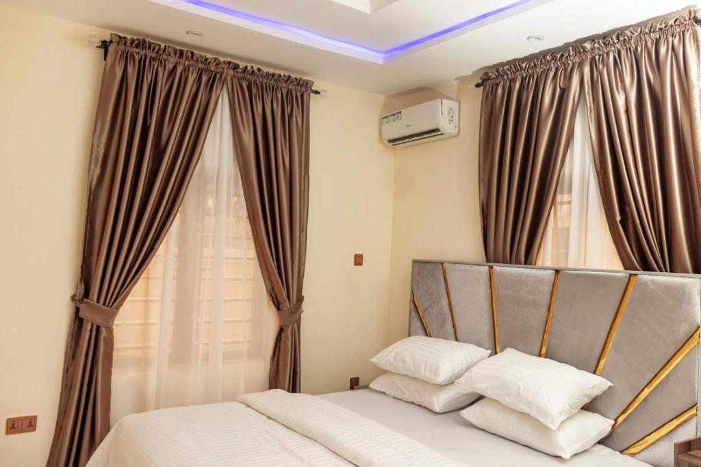 Postel nebo postele na pokoji v ubytování Crowned Crest Apartments