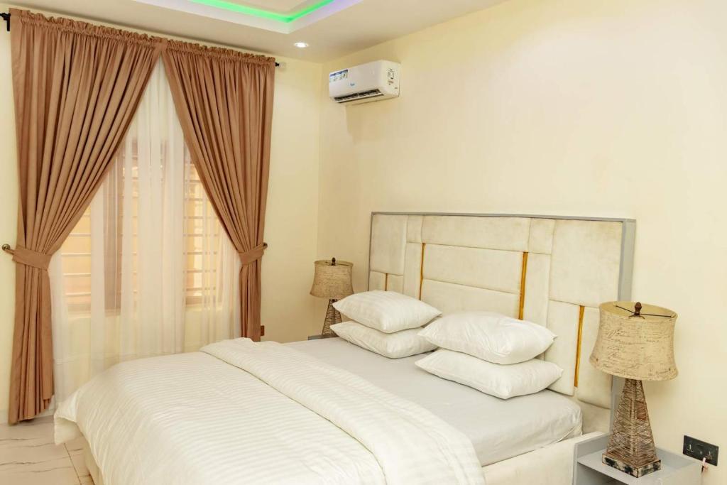 Postel nebo postele na pokoji v ubytování Crowned Crest Apartments