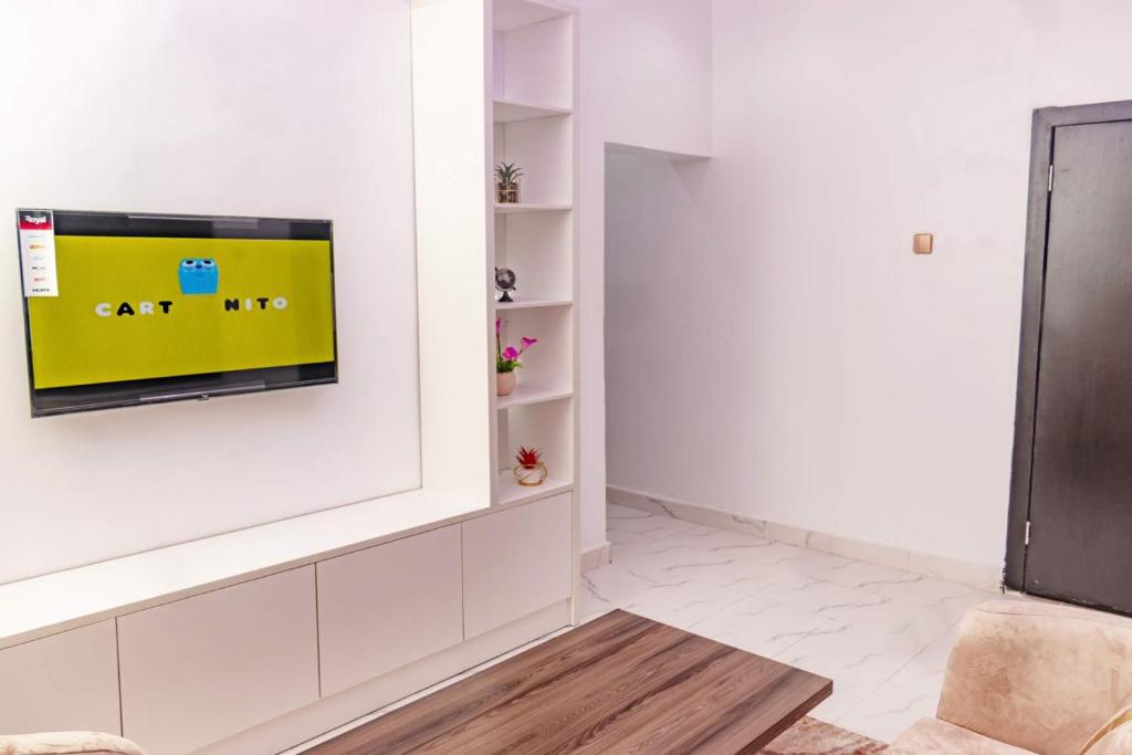 TV a/nebo společenská místnost v ubytování Crowned Crest Apartments