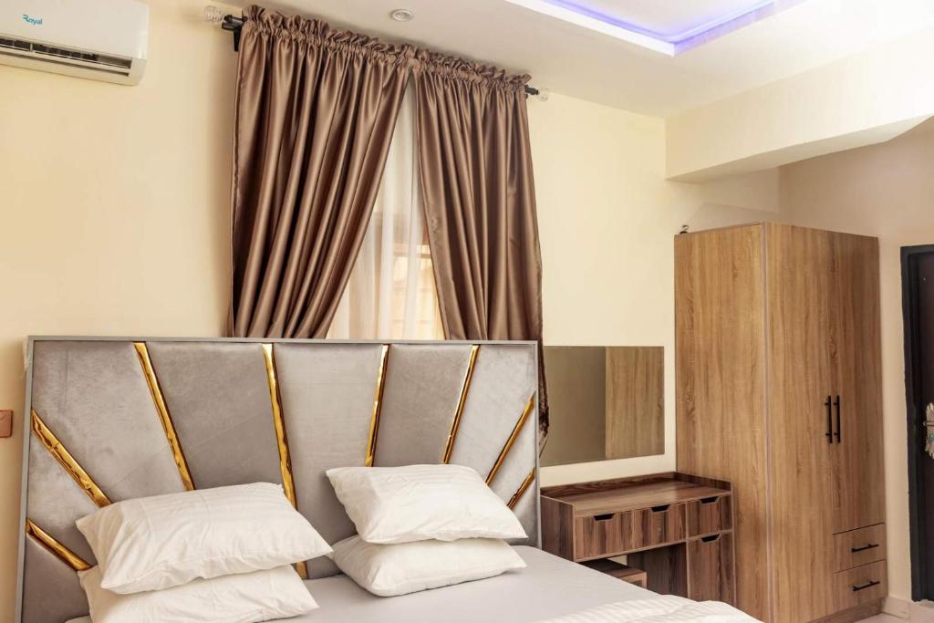 Postel nebo postele na pokoji v ubytování Crowned Crest Apartments