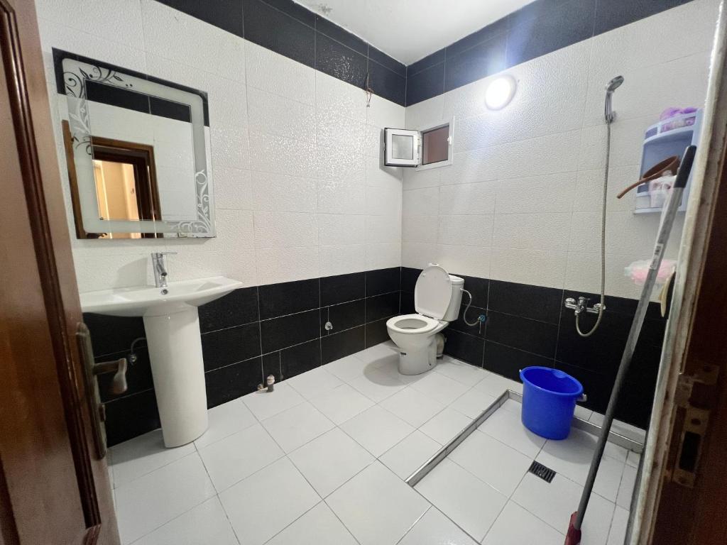 un baño con lavabo e inodoro en Younes residence, en Asilah