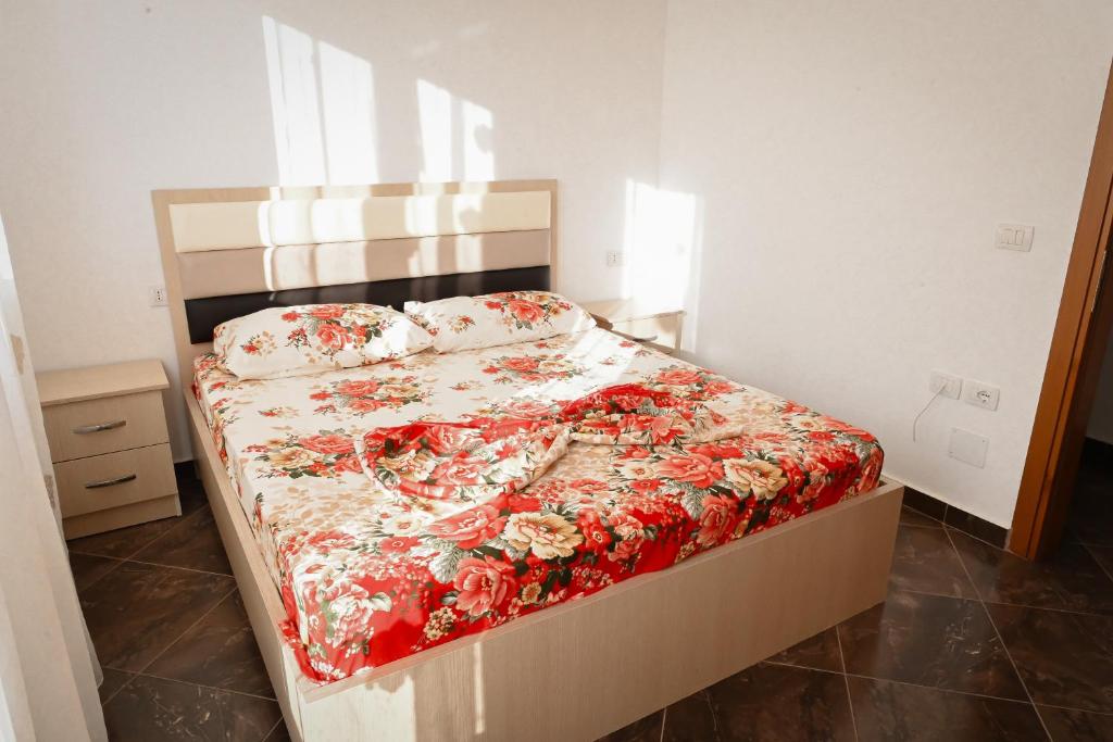 Postel nebo postele na pokoji v ubytování Shengjin Apartments