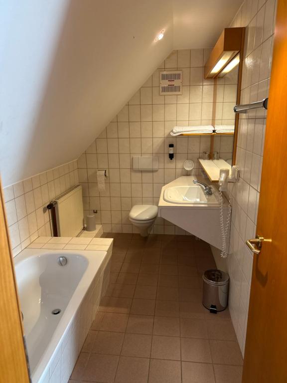 Koupelna v ubytování Hotel Goldenes Schiff