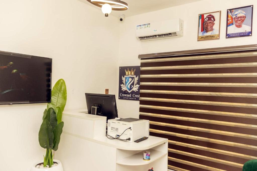 TV a/nebo společenská místnost v ubytování Crowned Crest Apartments
