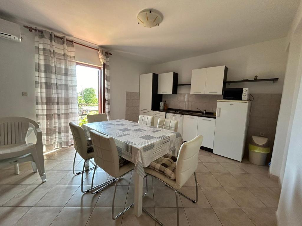 a kitchen and dining room with a table and chairs at Apartment Put Vidaka in Poličnik