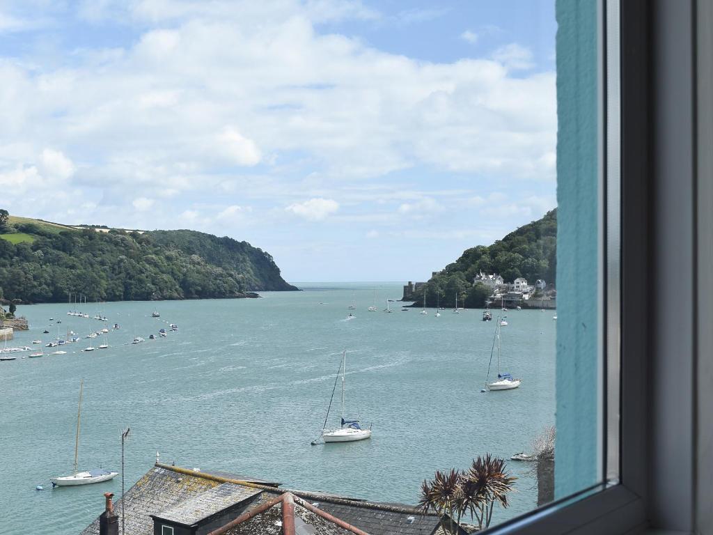 - Vistas a una gran masa de agua con barcos en The Mews, Flat 2, en Dartmouth