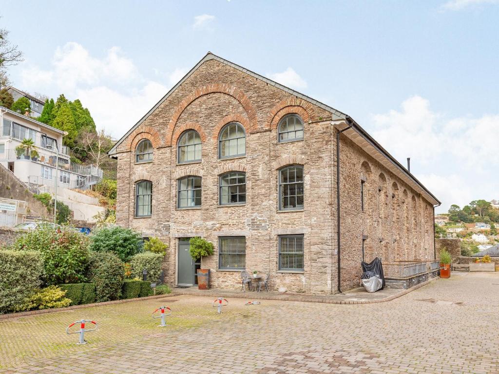 un antiguo edificio de ladrillo con una gran ventana en The Pottery, en Dartmouth