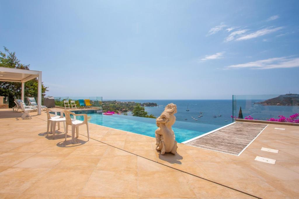 una estatua de un oso de pie junto a una piscina en Appartement - L'Esterel, en Saint-Raphaël