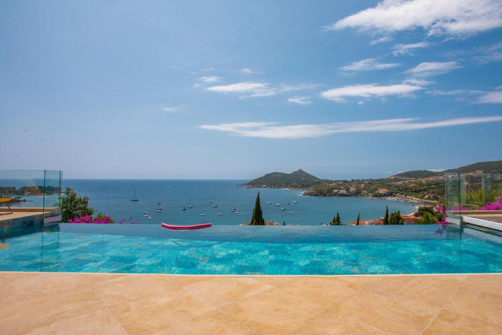Una gran piscina con vista al mar. en Studio Palmeraie, en Saint-Raphaël