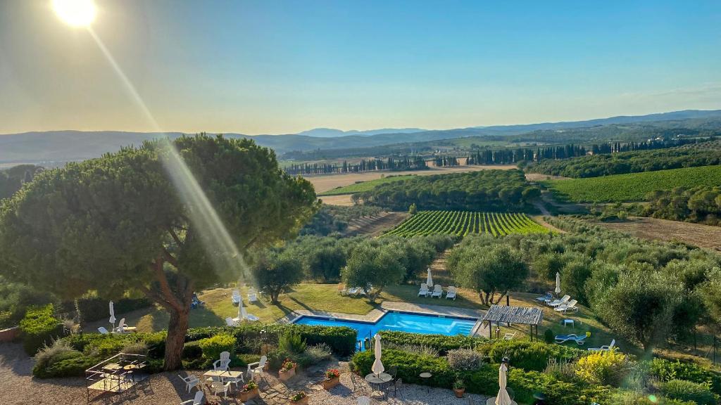 une vue aérienne d'une ferme avec piscine et vignoble dans l'établissement Agriturismo Morisfarms - Santa Laura, à Cura Nuova