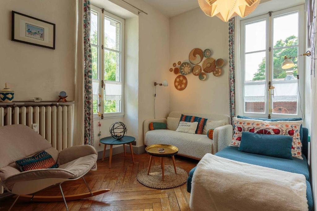un salon avec un canapé et une chaise dans l'établissement Appartement Cocon, à Chamonix-Mont-Blanc