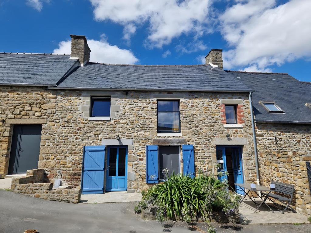 ロズ・シュル・クエノンにあるAu Mont D'en Face - Les Hortensiasの青い扉のある古い石造りの家