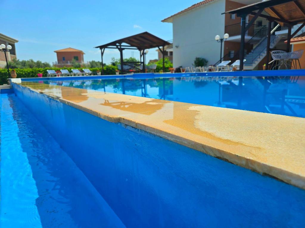 Bazén v ubytování Amarandos Inn -2025renovated nebo v jeho okolí