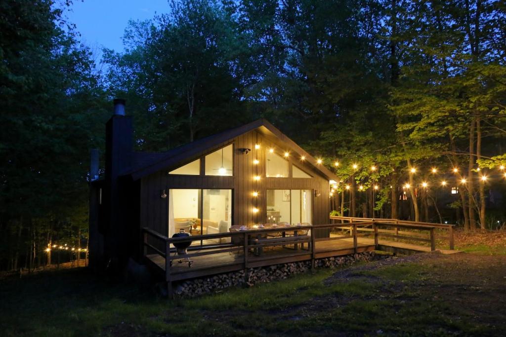 Κήπος έξω από το Luxurious Cabin by Lakes & Ski